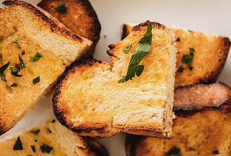 pão de alho, pão, Comida, torrada francesa, torrada, pão de milho, padaria, refeição, pastelaria, café da manhã, hambúrguer, café, gourmet, crosta, restaurante, cozinhando, cozinha, saboroso, fundo, cozinhar, fresco, comida e bebida, frescura, pronto para comer, dentro de casa, fechar-se, Alimentação saudável, fatia, ninguém, focar em primeiro plano, bem-estar, pão torrado, ainda vida, Aperitivo, lanche, frito, sanduíche, foco seletivo, erva, guarnição, enfeite, adorno, fazer dieta, comida grega, 4K, CC0, domínio público, royalty free