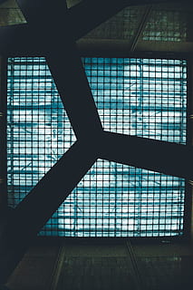 construção, janela, arquitetura, clarabóia, Prédio comercial, tela, eletrônicos, monitor, exibição, Ecrã LCD, janela panorâmica, avião de passageiros, transporte, veículo, aeronave, avião, grade, clarão, leve, silhueta, dentro de casa, estrutura construída, padronizar, vidro - material, dia, ninguém, visão de baixo ângulo, teto, transparente, desenhar, metal, iluminado, pavimento, equipamento de iluminação, característica arquitetônica, vidro, diretamente abaixo, 5K, CC0, domínio público, royalty free