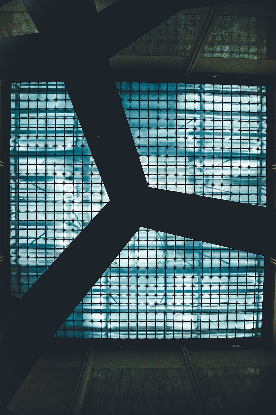 Gebäude, Fenster, die Architektur, Dachfenster, Bürogebäude, Bildschirm, Elektronik, Monitor, Anzeige, LCD Bildschirm, Bildfenster, Verkehrsflugzeug, Transport, Fahrzeug, Flugzeug, Gitter, Fackel, Licht, Silhouette, drinnen, gebaute Struktur, Muster, Glas - Material, Tag, keine Leute, Flachwinkelansicht, Decke, transparent, Design, Metall, beleuchtet, Bodenbelag, Lichtanlage, architektonisches Merkmal, Glas, direkt darunter, 5K