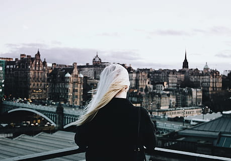 arkitektur, bygning, infrastruktur, skyskraper, tårn, skyline, by, Urban, utsikt, mennesker, pike, kvinne, alene, lei seg, utsikt bakover, bygge eksteriør, bygget struktur, én person, livsstil, ekte folk, kvinner, hår, voksen, klær, himmel, fritidsaktivitet, stående, forbindelse, fra livet opp, natur, bro - menneskeskapte struktur, frisyre, utendørs, varme klær, bybildet, ser på visning, 4K, CC0, offentlig domene, opphavsrett gratis