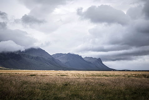 braun, Rasenplatz, grau, Berge, Wolken, Tageslicht, Feld, Gras, Wiese, Hügel, Landschaft, Berg, Natur, draußen, szenisch, Himmel, Wetter, wolke - himmel, Umgebung, Szenen - Natur, Schönheit in der Natur, Land, Nicht-städtische Szene, keine Leute, Gebirge, Pflanze, bedeckt, Sturm, ländliche Szene, Tag, kopieren sie platz, halbtrocken, 4K, CC0, gemeinfrei, lizenzfrei