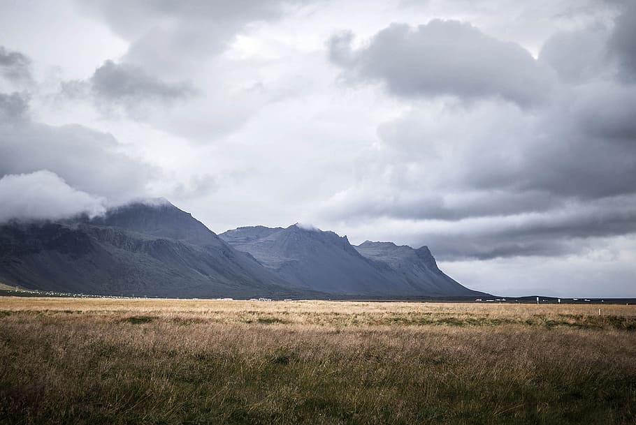 braun, Rasenplatz, grau, Berge, Wolken, Tageslicht, Feld, Gras, Wiese, Hügel, Landschaft, Berg, Natur, draußen, szenisch, Himmel, Wetter, wolke - himmel, Umgebung, Szenen - Natur, Schönheit in der Natur, Land, Nicht-städtische Szene, keine Leute, Gebirge, Pflanze, bedeckt, Sturm, ländliche Szene, Tag, kopieren sie platz, halbtrocken, 4K