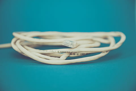 ethernet, kabel, Internet, technologia, studio strzał, kolorowe tło, wewnątrz, niebieski, żadnych ludzi, martwa natura, niebieskie tło, zbliżenie, pojedynczy obiekt, kopia przestrzeń, stół, odetnij, skupić się na pierwszym planie, finanse, dwa obiekty, selektywne skupienie, biały kolor, tekst, pojemnik, prostota, 4K, CC0, domena publiczna, darmowe zdjęcia