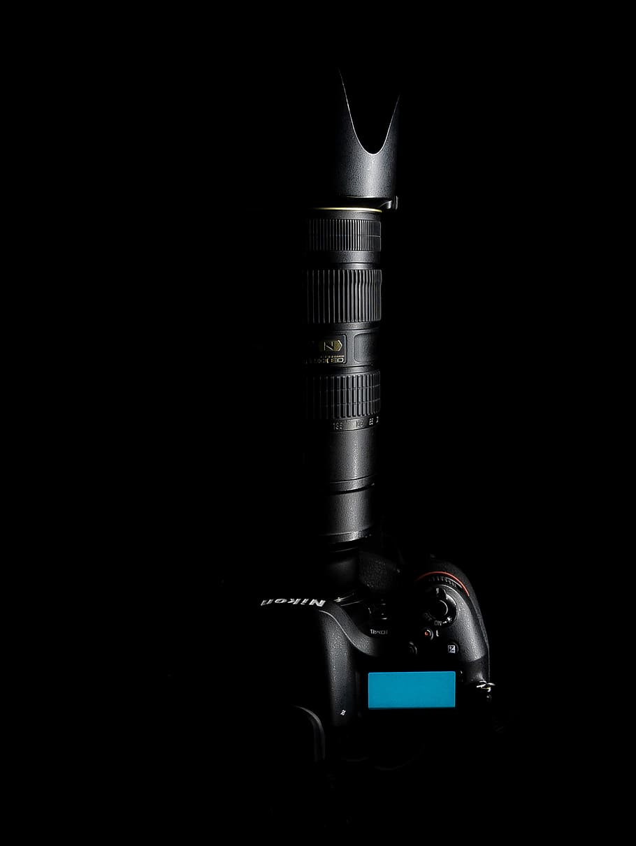 superior, veure la foto, càmera nikon, càmera, equip de càmera, lent de la càmera, fosc, dslr, càmera dslr, maqueta, nikon, fotografia, tecnologia, vista superior, a l'interior, primer pla, cap gent, estil retro, tir de l'estudi, natura morta, fons negre, temes de fotografia, càmera - equip fotogràfic, còpia espai, nostàlgia, cultura i entreteniment artístic, equipament, sol objecte, equip fotogràfic, música, càmera digital, equipament elèctric, 2K