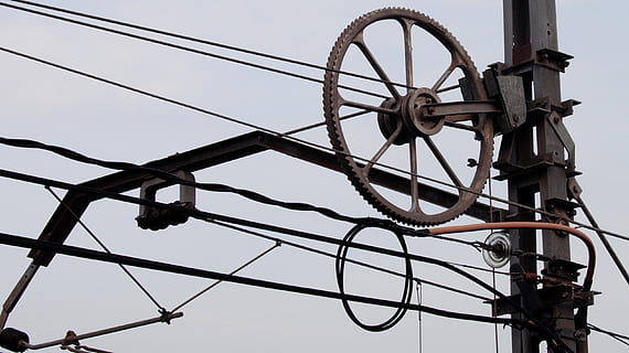 Espanha, mundaka, cabeamento, trem, estrutura, ferro, industrial, máquina, máquinas, motor, fuji x-30, aço, roda, visão de baixo ângulo, metal, cabo, céu, ninguém, conexão, eletricidade, dia, fonte de energia, natureza, ao ar livre, tecnologia, linha de energia, céu limpo, geração de combustível e energia, transporte, pilão de eletricidade, complexidade, fechar-se, 2K, CC0, domínio público, royalty free