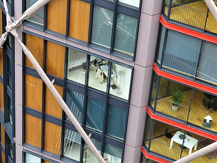 scenario di costruzione, Londra, ufficio, finestra, costruzione, Regno Unito, città, architettura, appartamento, scrivania, mobilia, sedia, tana, canile, casa del cane, pulito, highrise, grattacielo, riflessione, vivente, moderno, esterno dell'edificio, struttura costruita, vetro - materiale, Inquadratura dal basso, nessuno, giorno, rappresentazione umana, all'aperto, fotogramma intero, rappresentazione, trasparente, ringhiera, somiglianza maschile, 4K, CC0, dominio pubblico, privo di copyright