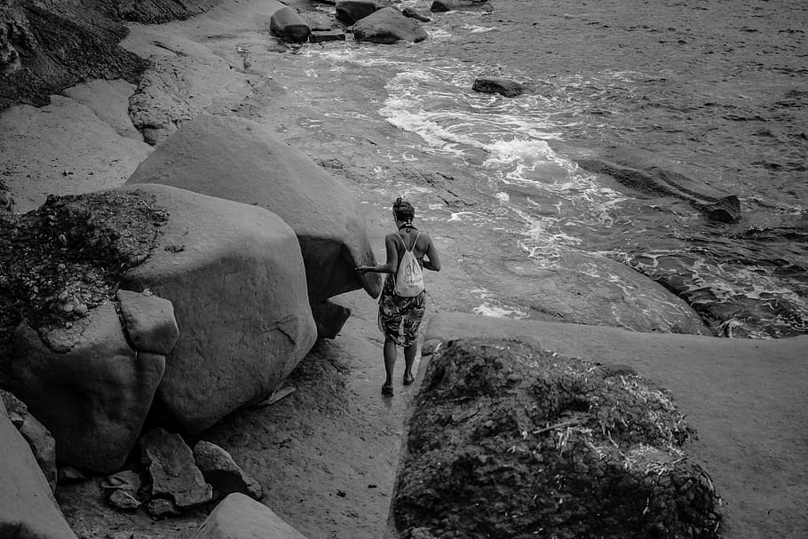 malta, sol, explorant, aventura, platja, roques, penya-segats, argila, gris, escala de grisos, gozo, exòtic, noia, mar, mediterrani, exploració, platja amagada, bw, blanc i negre, paisatge, rock, aigua, rock - object, sòlid, persones reals, estils de vida, activitat d'oci, vista d’angle alt, homes, naturalesa, gent, dia, vista del darrere, terra, formació de roca, moviment, a l'aire lliure, aigua que flueix, 5K