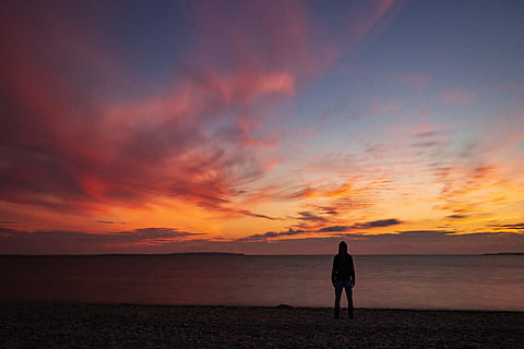 silhouette, uomo, in piedi, spiaggia, Danimarca, tramonto, acqua, raccapricciante, nero, arancia, blu, nube, cielo, vedere, luce del tramonto, cielo al tramonto, maschio, persona, cielo del sole, cielo arancione, luce arancione, mare, natura, all'aperto, persone, crepuscolo, donne, vacanze, estate, uomini, una persona, sole, luce del sole, nuvola - cielo, bellezza nella natura, stili di vita, alba - alba, rilassamento, scena tranquilla, amore, costa, femmine, retroilluminato, adulto, romanza, Paesaggi, paesaggio, Cloudscape, colore arancione, viaggio, gente serena, orizzonte sull'acqua, orizzonte, solitudine, a piedi, retrovisore, rosso, 4K, CC0, dominio pubblico, privo di copyright