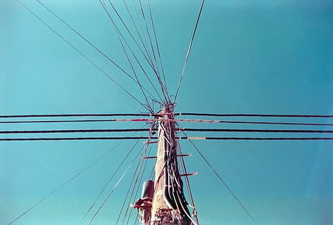 draden, verbonden, post, boot, vervoer, voertuig, kabel, telefoonpaal, lijnen, film, hemel, verbindingen, stroomkabels, elektrische transmissietoren, hulpprogramma pool, asfalt, spaak, machine, vaartuig, waterscooters, avontuur, vrijetijdsactiviteiten, lage hoekweergave, natuur, blauw, geen mensen, zeilboot, pool, wijze van transport, heldere lucht, dag, mast, verbinding, buitenshuis, nautisch schip, reizen, het zeilen, architectuur, touw, direct onder, tuigage, stroomvoorziening, 2K, CC0, publiek domein, royaltyvrij
