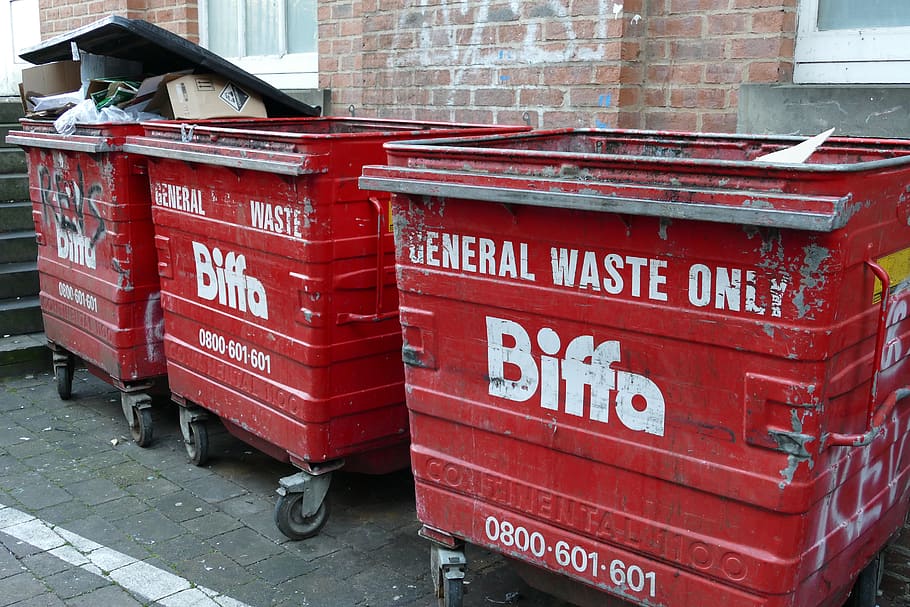Abfall, Müll, Container, Recycling, Mülleimer, Abfalleimer, Umgebung, rot, Text, Kommunikation, westliche Schrift, gebaute Struktur, die Architektur, Tag, Stadt, Gebäudehülle, Straße, keine Leute, Backstein, Nummer, Transport, Landfahrzeug, draußen, Briefkasten, Ziegelwand, Skript, Stapel, 5K