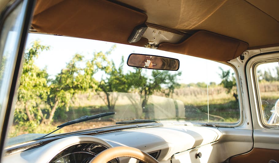nero, posteriore, specchio, modo di trasporto, mezzi di trasporto, auto, veicolo terrestre, veicolo a motore, interno del veicolo, giorno, parabrezza, vetro - materiale, albero, specchietto retrovisore, viaggio, concentrarsi sulle conoscenze acquisite, nessuno, all'aperto, macchina vintage, finestra, volante, in stile retrò, 5K