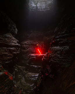 persona, detenzione, rosso, spada laser, Guerre stellari, luce, grotta, uomo, lunatico, toni, buio, pietra, roccia, scogliera, metropolitana, nebbioso, natura, viaggio, avventura, speleologia, guerra stellare, in piedi, all'aperto, montagna, roccia - oggetto, escursioni a piedi, campeggio, paesaggio, notte, persone, Paesaggi, bellezza nella natura, vacanze, nessuno, esplorazione, estate, colore arancione, 4K, CC0, dominio pubblico, privo di copyright