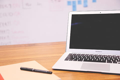 bærbar, notesbog, start op, computer, teknologi, forretning, internet, kontor, mobil, pc, meddelelse, tastatur, digital, job, skrivebord, plan, planlægning, trådløs teknologi, forbindelse, bord, bærbar informationsenhed, indendørs, bærbarhed, ingen mennesker, fokus på forgrunden, tæt på, stilleben, møbel, computerudstyr, computerskærm, blank, skærm, 2K, CC0, offentligt domæne, royaltyfrie