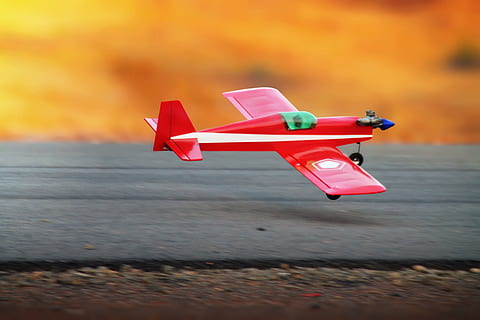 Flugzeug, Fernbedienung, kontrolliert werden, Modell-, niedrig, bestehen, rot, Geschwindigkeit, fliegen, Transport, Luftfahrzeug, Bewegung, fliegend, Transportmittel, Kindheit, Spielzeug, Fokus auf den Vordergrund, Natur, Tag, orange Farbe, Wasser, unterwegs, draußen, Sonnenuntergang, Himmel, Darstellung, klein, 1080P, CC0, gemeinfrei, lizenzfrei