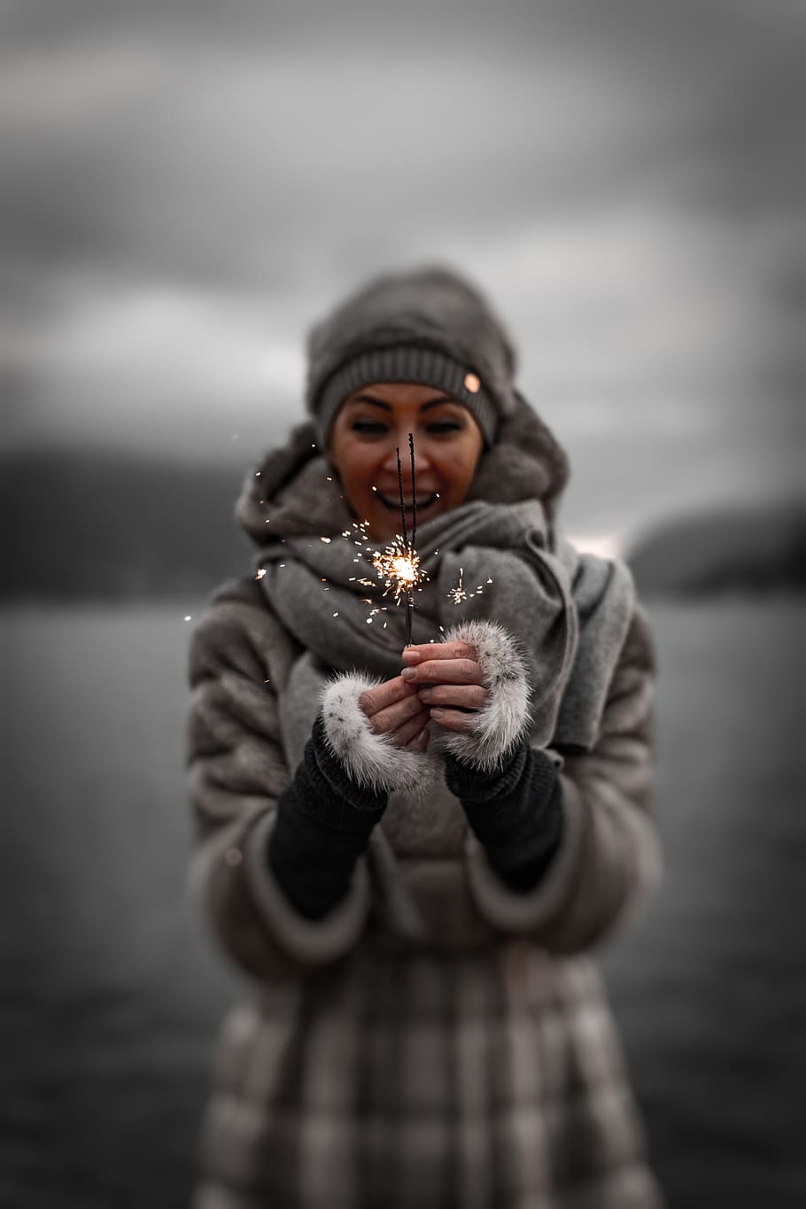 foto, sorridente, donna, Abbigliamento invernale, detenzione, sparklers, Beanie, freddo, sciarpa, in piedi, inverno, cappotto invernale, vestiti caldi, una persona, capi di abbigliamento, temperatura fredda, vista frontale, dalla vita in su, persone reali, guardando la fotocamera, stili di vita, attività di svago, concentrarsi sulle conoscenze acquisite, messa a fuoco selettiva, ritratto, femmine, cappuccio - abbigliamento, all'aperto, 5K