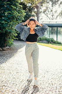 wanita, berjalan, diparkir, hijau, rumput, pohon, aktif, aktivitas, indah, jaket denim, kenikmatan, mode, kebugaran, menyenangkan, waktu luang, gaya hidup, model, orang, rekreasi, musim panas, satu orang, penuh, orang sungguhan, anak muda, pakaian kasual, wanita muda, tampak depan, kegiatan waktu luang, kebahagiaan, tersenyum, emosi, potret, perempuan, trotoar, kedudukan, dewasa, hari, wanita cantik, di luar rumah, lengan manusia, lengan terangkat, batu paving, 5K, CC0, domain publik, bebas royalti