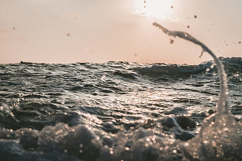 Spritzen, Wellen, Ozean, Meer, Wasser, blaues Wasser, Schaum, Bläschen, Wellen brechen ab, Sonne, Sommer-, sonnig, Sonnenuntergang, Meerschaum, Insel, Hawaii, Kauai, Mauai, Makro, Textur, Bewegung, Welle, Himmel, Natur, keine Leute, Sport, Land, selektiver Fokus, Tag, Ufergegend, draußen, Schönheit in der Natur, Strand, Oberflächenniveau, konzentrieren sie sich auf den hintergrund, Horizont über Wasser, 5K, CC0, gemeinfrei, lizenzfrei