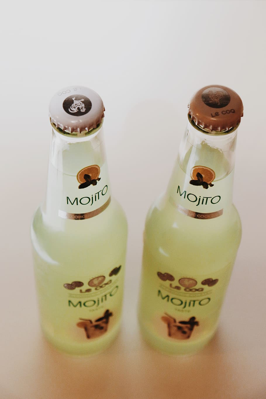 dues ampolles de mojito, begudes, beure, alcohol, ampolla, licor, sake, llet, planta, cervesa, ampolla de cervesa, llimonada, refresc, produir, cítrics, fruita, aranja, menjar, gin, pa, bun, a l'interior, text, contenidor, primer pla, guió occidental, cap gent, natura morta, comunicació, tir de l'estudi, fons blanc, menjar i beguda, vista d’angle alt, dos objectes, etiqueta, taula, centrar-se en primer pla, variació, 5K