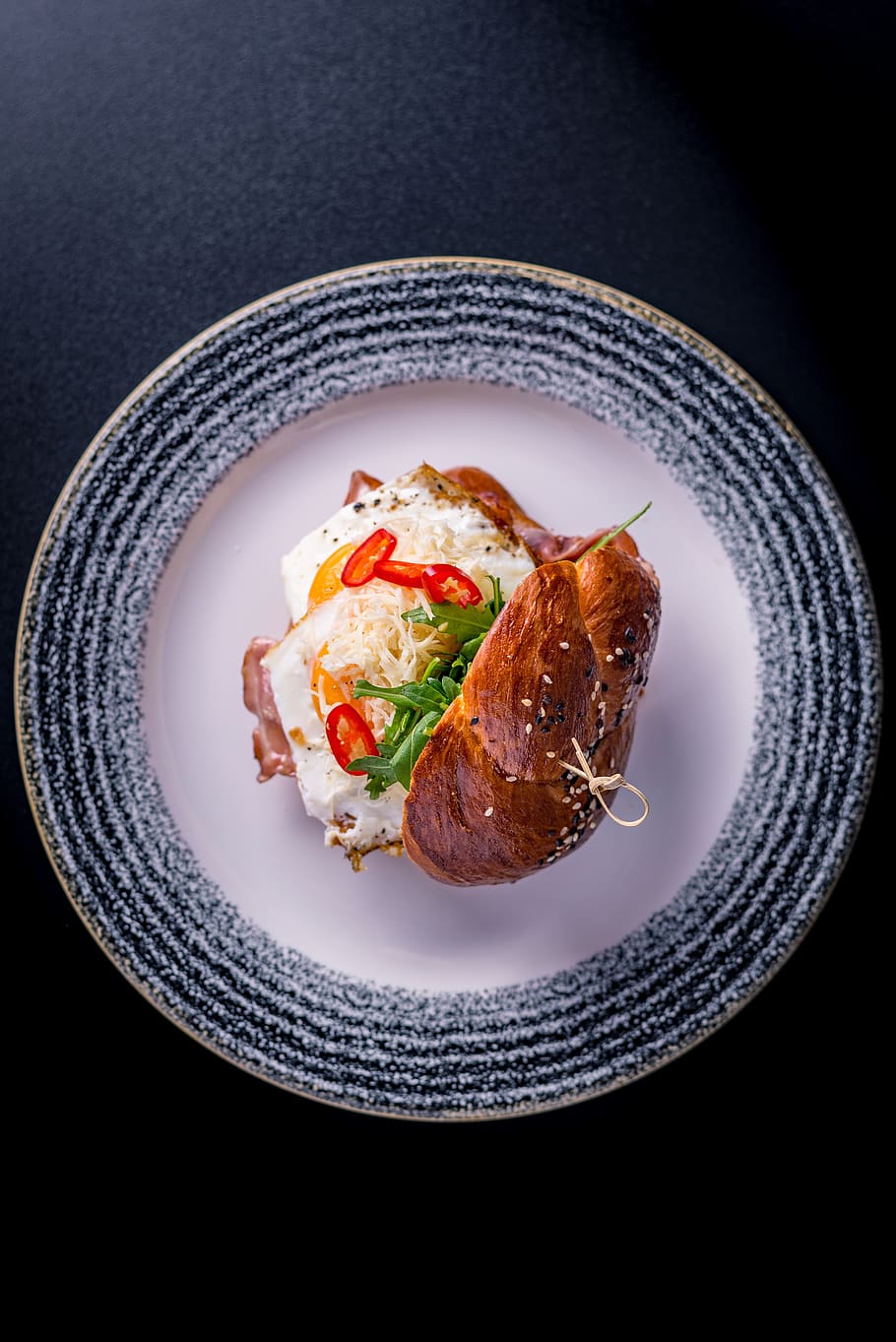 frokost, burger, bacon, egg, chili, mat, tallerken, bilder av mat, mat og Drikke, friskhet, klar til å spise, innendørs, stilleben, spise sunt, velvære, svart bakgrunn, kjøtt, ingen folk, høy vinkel visning, rett over, serveringsstørrelse, grønnsak, nærbilde, sjømat, kylling, bord, garnityr, middag, servise, fristelse, 5K