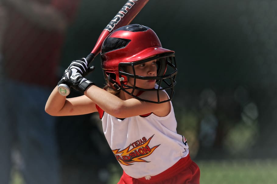 noi, vermell, blanc, beisbol, samarreta, inclinació, canvi, lent, fotografia, acció, atleta, joc, noia, casc, jugar, jugador, esport, uniforme, una persona, nen, barreteria, infància, centrar-se en primer pla, casc esportiu, competició, descendència, cintura cap amunt, equipament esportiu, vista frontal, noies, estils de vida, roba, dones, dia, nen pre-adolescent, adolescent, 1080P