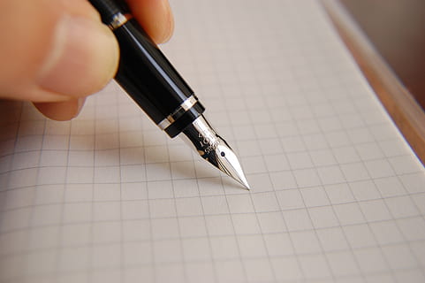 černé plnicí pero, kaligrafie, detail, složení, design, dokument, vzdělání, plnicí pero, grafický papír, ruka, rukopis, uvnitř, inkoust, pero, škola, podepsat, podpis, papírnictví, tip, napsat, psaní, lidské ruky, papír, část lidského těla, jedna osoba, selektivní zaměření, lidský prst, k nepoznání člověka, prst, špička, část těla, zaměřit se na popředí, studovat, 2K, CC0, veřejná doména, bez autorských práv
