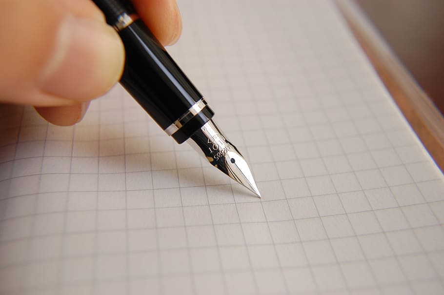 černé plnicí pero, kaligrafie, detail, složení, design, dokument, vzdělání, plnicí pero, grafický papír, ruka, rukopis, uvnitř, inkoust, pero, škola, podepsat, podpis, papírnictví, tip, napsat, psaní, lidské ruky, papír, část lidského těla, jedna osoba, selektivní zaměření, lidský prst, k nepoznání člověka, prst, špička, část těla, zaměřit se na popředí, studovat, 2K