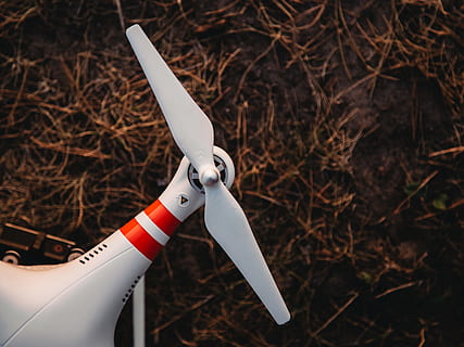 hélice, zumbido, centrarse en primer plano, nadie, el color blanco, de cerca, naturaleza, día, tierra, al aire libre, blanco, campo, vista de alto ángulo, bosque, papel, participación, modo de transporte, vehículo aéreo, metal, representación, juguete, avión, 4K, CC0, dominio público, libre de derechos