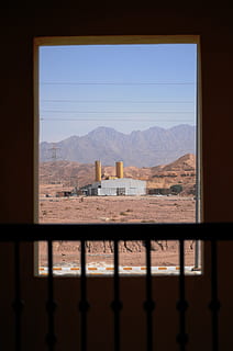 dekoracje ram okiennych, balustrada, poręcz, Jordania, okno, budynek, architektura, kopuła, aqaba, Góra, Natura, na dworze, góry, dzień, krajobraz, piasek, widok, cywilizacja, pustynia, podróżować, niebo, czyste Niebo, żadnych ludzi, pasmo górskie, zbudowana struktura, wewnątrz, scenics - natura, światło słoneczne, środowisko, skupić się na tle, 2K, CC0, domena publiczna, darmowe zdjęcia