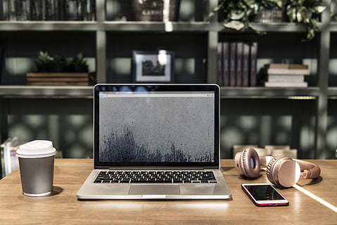 baggrund, blank, computer, forbindelse, skrivebord, desktop, apparat, digital, drikke, elektronisk, hovedtelefoner, innovation, internet, bærbar, livsstil, hører efter, melodi, overvåge, musikalsk, netværk, transportabel, skærm, smartphone, sang, lyd, teknologi, trådløs teknologi, bord, meddelelse, mad og drikke, indendørs, kop, forretning, bærbar informationsenhed, fokus på forgrunden, kaffe - drikke, kaffekop, krus, ingen mennesker, kaffe, stilleben, 4K, CC0, offentligt domæne, royaltyfrie