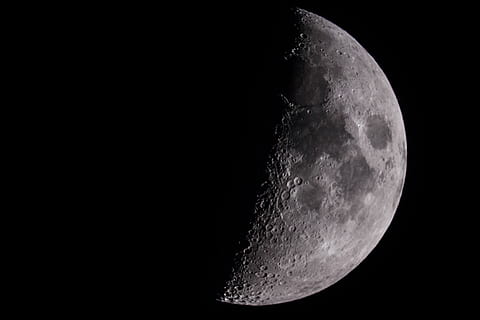 meia-lua, astronomia, lua, noite, ao ar livre, espaço sideral, espaço, universo, lua cheia, perto, fechar-se, macro, céu, astro, astrofotografia, Preto e branco, Sombrio, Trevas, superfície da lua, lua planetária, copie o espaço, beleza na natureza, ninguém, scenics - natureza, natureza, tranquilidade, exploração espacial, cena tranquila, céu limpo, crescente, majestoso, semicírculo, fundo preto, espaço e astronomia, 5K, CC0, domínio público, royalty free