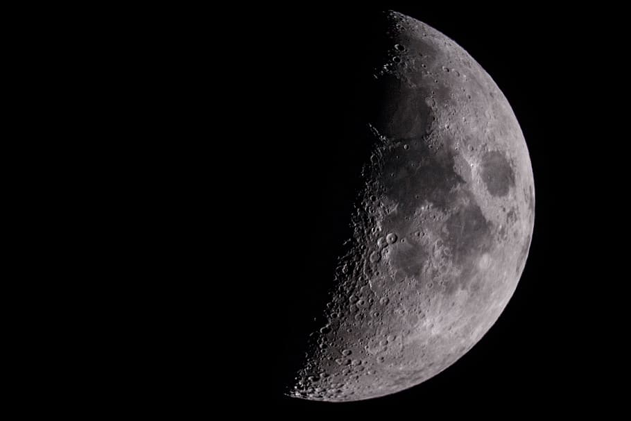 Halvmåne, astronomi, måne, nat, udendørs, ydre rum, plads, univers, fuldmåne, tæt, tæt på, makro, himmel, astro, astrofotografering, sort og hvid, mørk, mørke, måneoverfladen, planetmåne, kopiere plads, skønhed i naturen, ingen mennesker, scenics - natur, natur, ro, rumudforskning, rolig scene, skyfri himmel, majestætisk, halvkreds, sort baggrund, rum og astronomi, 5K