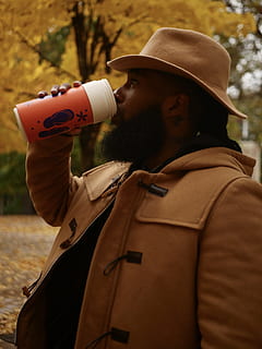 foto, hombre, marrón, sombrero, beber ropa exterior, vaso de plástico, bebida, ropa de calle, vista lateral, en pie, sediento, ropa, una persona, gente real, centrarse en primer plano, estilos de vida, día, gorra, cintura para arriba, hombres, adulto joven, jóvenes, chaqueta, mirando, participación, actividad de ocio, adulto, al aire libre, ropa de abrigo, uniforme, 4K, CC0, dominio público, libre de derechos