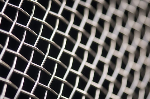 šedá, kovový řetěz obrazovky, makro, ok, drátěné pletivo, pozadí, celý rám, vzor, detail, kov, nikdo, opakování, texturou, mřížka, rošt, kovový rošt, v řadě, design, selektivní zaměření, tvar, abstraktní, ocel, bezpečnostní, uvnitř, slitina, stříbrné barvy, Kris Kros, 4K, CC0, veřejná doména, bez autorských práv