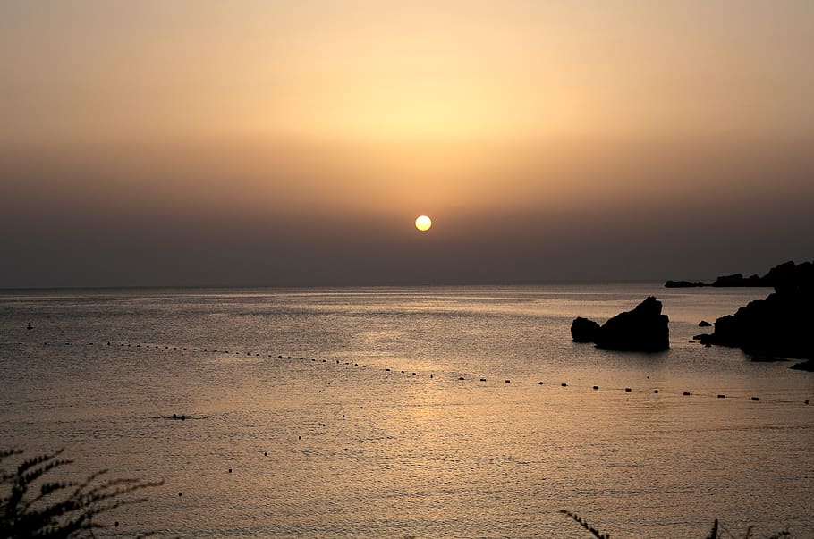 escènic, vista, oceà, alba, retroil·luminat, platja, medi ambient, horitzó, idíl·lic, naturalesa, pacífica, roques, paisatge, mar, paisatge marí, cel, pedres, sortida del sol, posta de sol, navega, tranquil, aigua, escenics - natura, escena tranquil·la, bellesa a la natura, tranquil·litat, sol, horitzó sobre l’aigua, silueta, terra, reflexió, cap gent, color taronja, a l'aire lliure, 5K