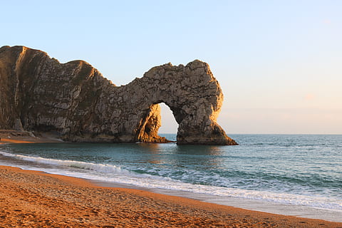 porta durdle, mar, costa, agua, natureza, ao ar livre, oceano, caverna, enseada, de praia, promontório, fundos legais, fundos do tumblr, papeis de parede, fundos de hd, origens, papéis de parede de hd, Reino Unido, Wareham, terra, arco natural, rock - objeto, formação rochosa, Rocha, céu, sólido, horizonte sobre a água, arco, beleza na natureza, horizonte, tranquilidade, scenics - natureza, cena tranquila, ninguém, pilha de rock, corroído, arenito, 5K, CC0, domínio público, royalty free