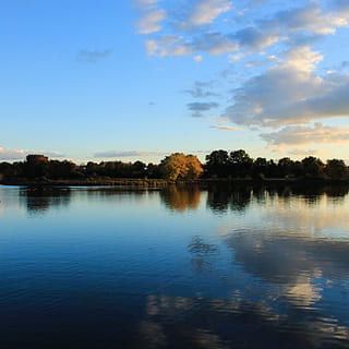 cel, blau, núvols, núvol, paisatge, llac, reflexió, arbre, arbres, colors, color, Sooc, aigua, tranquil·litat, escena tranquil·la, escenics - natura, bellesa a la natura, planta, davant del mar, cap gent, naturalesa, núvol - cel, idíl·lic, escena no urbana, a l'aire lliure, posta de sol, llac de reflexió, 4K, CC0, domini públic, lliure de regalies