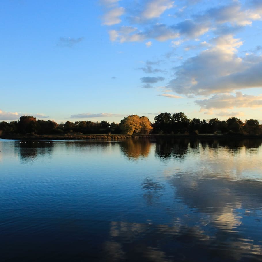cel, blau, núvols, núvol, paisatge, llac, reflexió, arbre, arbres, colors, color, Sooc, aigua, tranquil·litat, escena tranquil·la, escenics - natura, bellesa a la natura, planta, davant del mar, cap gent, naturalesa, núvol - cel, idíl·lic, escena no urbana, a l'aire lliure, posta de sol, llac de reflexió, 4K
