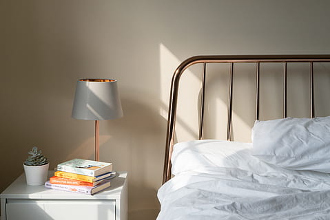 โคมไฟ, ขาว, ทำด้วยไม้, nightstand, ข้าง, เตียง, ตาราง, หนังสือ, ฉ่ำ, แสงแดด, เงา, การออกแบบตกแต่งภายใน, ปลูก, การอ่าน, กอง, แผ่น, หมอน, แสงธรรมชาติ, ต่ำสุด, สงบ, วันอาทิตย์, โลหะ, เย็น, ห้องนอน, ห้องภายในประเทศ, หลอดไฟฟ้า, ในบ้าน, นอนหลับ, อพาร์ทเม้น, ฐาน, สบาย, ตารางกลางคืน, โรงแรม, ผ้าห่ม, ตกแต่งภายในบ้าน, เฟอร์นิเจอร์, ทันสมัย, ไลฟ์สไตล์, หัวเตียง, การตกแต่ง, ผ้านวม, หรูหรา, ฟูก, การผ่อนคลาย, ไม่มีคน, ตอนเช้า, ออกแบบ, ความงดงาม, ชีวิตในบ้าน, บ้าน, 4K, CC0, โดเมนสาธารณะ, ค่าลิขสิทธิ์ฟรี