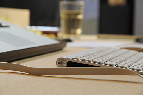 computer, toetsenbord, studie, bedrijf, school-, werk, bureau, technologie, Draadloze technologie, tafel, communicatie, verbinding, computerapparatuur, stilleven, binnenshuis, geen mensen, laptop, detailopname, selectieve aandacht, draagbaar informatie-apparaat, internet, focus op de voorgrond, computer netwerk, 5K, CC0, publiek domein, royaltyvrij