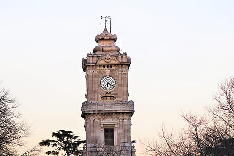 hora, torre, antiguo, en, fecha, arquitectura, arquitecto, Estanbul, palacio, letras msn, urbano, Monumento, turismo, el famoso, cielo, pavo, judío, exterior del edificio, estructura construida, Torre del Reloj, árbol, edificio, reloj, naturaleza, planta, vista de ángulo bajo, cielo limpio, destinos de viaje, nadie, día, el pasado, historia, árbol desnudo, al aire libre, aguja, 5K, CC0, dominio público, libre de derechos