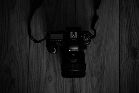Kamera, Elektronik, Gurt, Videokamera, Fotografie, Foto, Digitalkamera, Kameraobjektiv, Hartholz, Holz, Anzeige, LCD Bildschirm, Monitor, Bildschirm, Bodenbelag, Adapter, Fotograf, Fußboden, Stickerei, Stich, Technologie, Holz - Material, drinnen, Kamera - Fotoausrüstung, Fotografie-Themen, Nahansicht, keine Leute, Retro-Stil, Fotoausrüstung, Tabelle, direkt darüber, Stillleben, einzelnes Objekt, analog, Wandbau - Funktion, Kommunikation, 4K, CC0, gemeinfrei, lizenzfrei