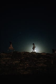 vagar, explorar, innocència, texas, nit, fosc, esquema, caminar, noia, noi, lluna, rock, rock - object, cel, longitud completa, una persona, sòlid, activitat d'oci, naturalesa, estils de vida, persones reals, vista d’angle baix, còpia espai, homes, de peu, formació de roca, terra, aventura, activitat, a l'aire lliure, 5K, CC0, domini públic, lliure de regalies