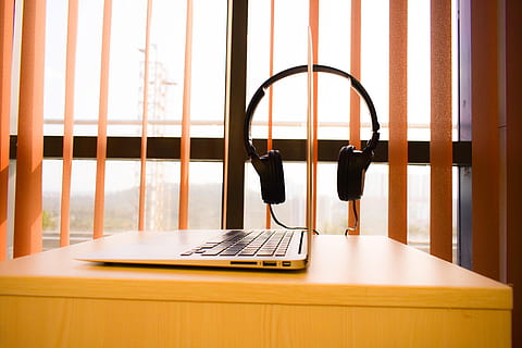 Büro, Tabelle, Computer, Laptop, Mac, macair, Macbook Pro, Monitor, Nikon, Fotografie, Büroeinrichtung, Trend, 2019, Genossenschaft, sauber, minimal, Schreibtisch, Kopfhörer, Kanon, drinnen, Menschen, Kommunikation, Technologie, kabellose Technologie, Holz - Material, Tag, Sitz, Geschäft, Fenster, Verbindung, Frau, Fokus auf den Vordergrund, Lebensstile, Erwachsene, Reflexion, 5K, CC0, gemeinfrei, lizenzfrei