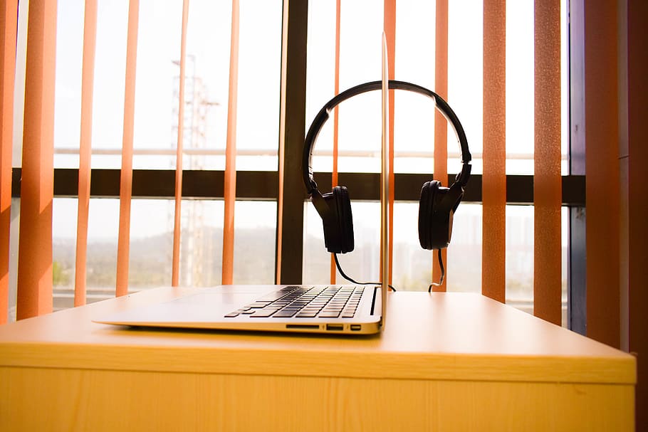 oficina, taula, ordinador, portàtil, mac, macair, macbookpro, monitor, nikon, fotografia, configuració de l’oficina, tendència, 2019, cooperativa, netejar, mínim, escriptori d’oficina, escriptori, auriculars, cànon, a l'interior, gent, comunicació, tecnologia, tecnologia sense fils, material de fusta, dia, seient, negocis, finestra, connexió, dones, centrar-se en primer pla, estils de vida, adult, reflexió, 5K