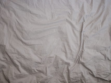 material textil alb, necălcat, pat, lenjerie, textil, foaie, texturată, zbârcit, fundaluri, model, cadru complet, hârtie, nici o persoana, dormitor, în interior, zdrobit, mobila, material, stare brută, abstract, gri, suprafață, texturat efect, 4K, CC0, domeniu public, fără drepturi de autor