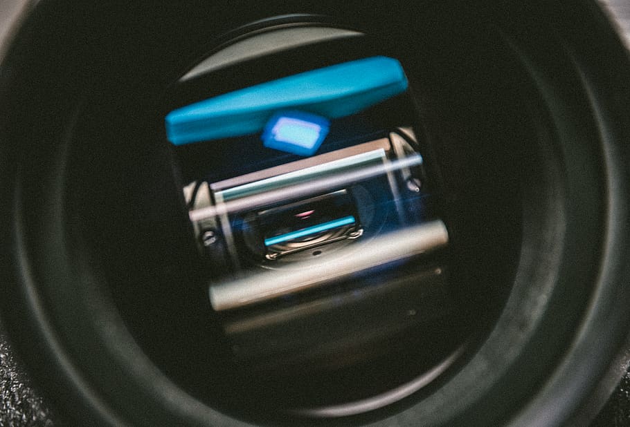 16 mm, 35 mm, tecnologia, r3d, càmera de vídeo, objecte, llum, macro len, maco, lent de fotografia, fotografia, reflexió, èpica vermella, vermell, film len, gra de pel·lícula, pel·lícula, càmera, vintage vintage, primer pla, equipament, a l'interior, cap gent, equip d’àudio, connexió, vista d’angle alt, equipament elèctric, música, cable, electricitat, metall, blau, natura morta, tecnologia sense fils, enfocament selectiu, comunicació, cable d’ordinador, color negre, Font d'alimentació, color turquesa, 5K