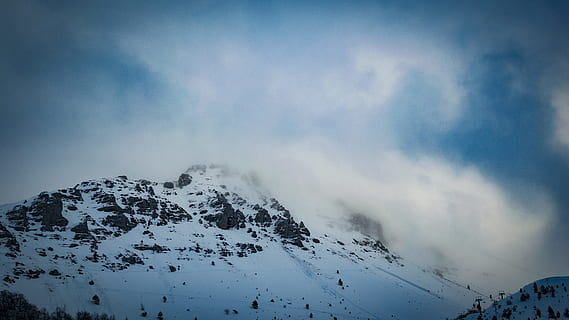 zăpadă, acoperit, Munte, noros, albastru, cer, altitudine, cer albastru, nori, Cloudscape, rece, lumina zilei, ceaţă, cețos, îngheţ, îngheţat, înalt, gheaţă, Italia, peisaj, ușoară, varf de munte, natură, în aer liber, pitoresc, schi, Statiune de schi, călătorie, copaci, vreme, iarnă, peisaj de iarnă, pădure, temperatura rece, scenice - natura, frumusețe în natură, nor - cer, de munte, mediu inconjurator, un munte acoperit de zăpadă, nici o persoana, destinații de călătorie, sportiv, 5K, CC0, domeniu public, fără drepturi de autor