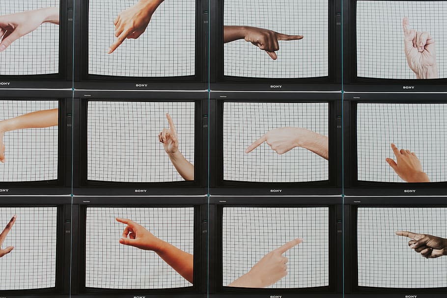 Menge überwachen, menschliche Hand, menschliches Körperteil, Hand, Menschen, Gruppe von Leuten, drinnen, Gestikulieren, Wahl, Erwachsene, Geschäft, Körperteil, Kommunikation, Männer, Gliedmaßen, Zusammenarbeit, echte Menschen, Finger, menschliches Glied, menschlicher Finger, Variation, 5K