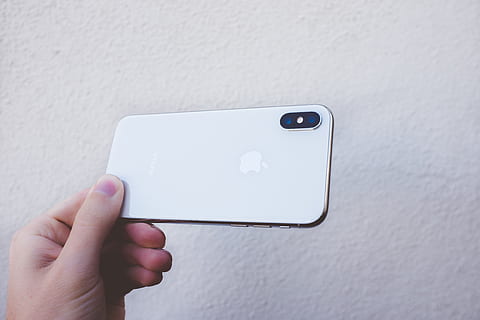 iphone, iphone 10, iphone x, tecnologia, telèfon, telèfon mòbil, luxe, car, lent, mòbil, fotografia mòbil, poma, mà humana, celebració, mà, una persona, part del cos humà, dispositiu d’informació portàtil, telèfon intel·ligent, perspectiva personal, persones reals, comunicació, tecnologia sense fils, connexió, persona irreconeixible, primer pla, a l'interior, dit, estils de vida, en blanc, 4K, CC0, domini públic, lliure de regalies