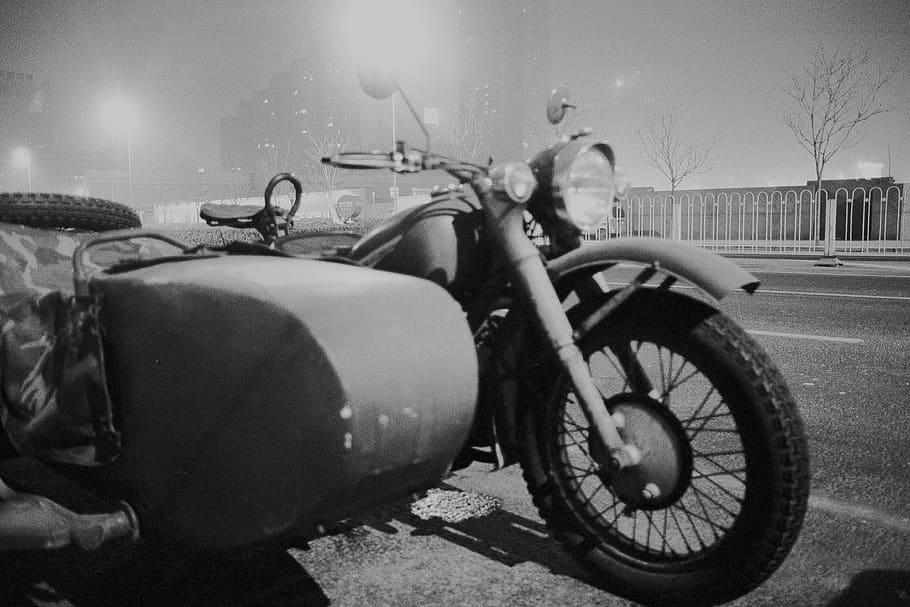 moto, màquina, roda, transport, vehicle, sidecar, motor, pneumàtic, llum, faro, pantalons, roba, llauna, carretera, manera, edifici, casa de camp, casa, habitatge, manera de transport, carrer, vehicle terrestre, ciutat, naturalesa, una persona, bicicleta, a l'aire lliure, cel, estacionari, cotxe, centrar-se en primer pla, temperatura de fred, arbre, dia, hivern, 4K